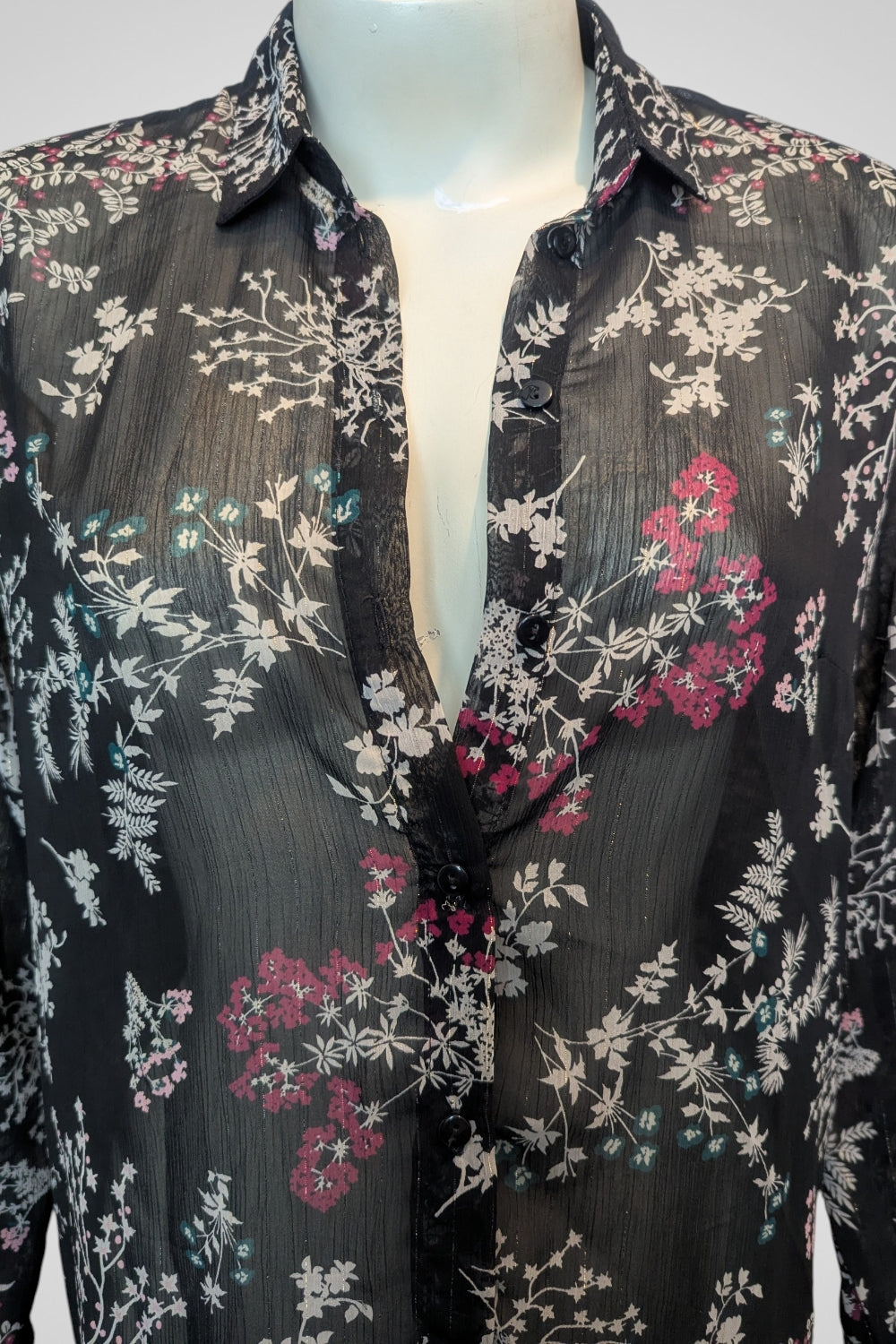 Chemise longue Cache Cache noire transparente motif floral fendue