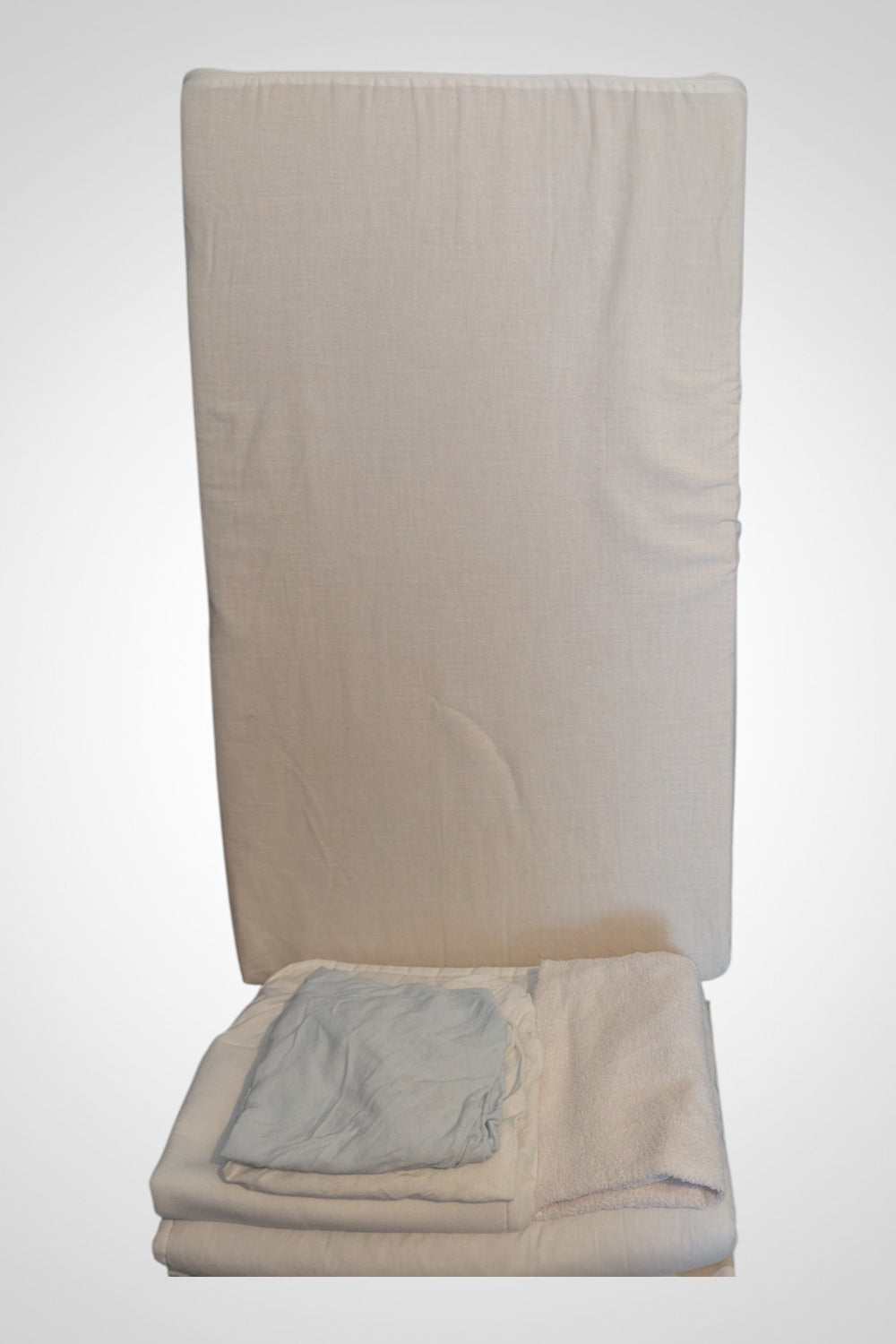 Lot literie bébé matelas, alèse, 2 draps housses, couette et housse