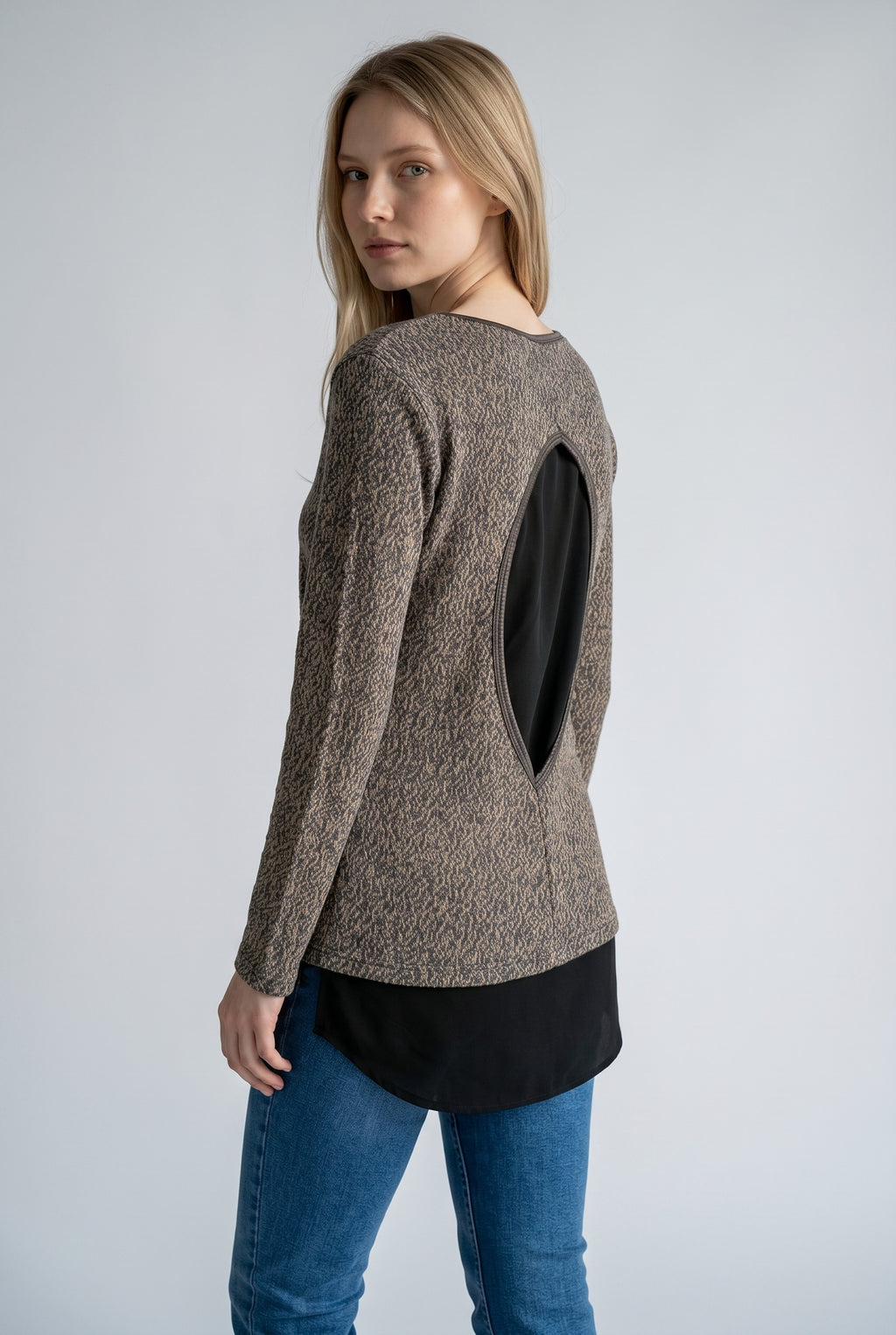 Pull femme noir original avec ouverture dos et doublure intérieure