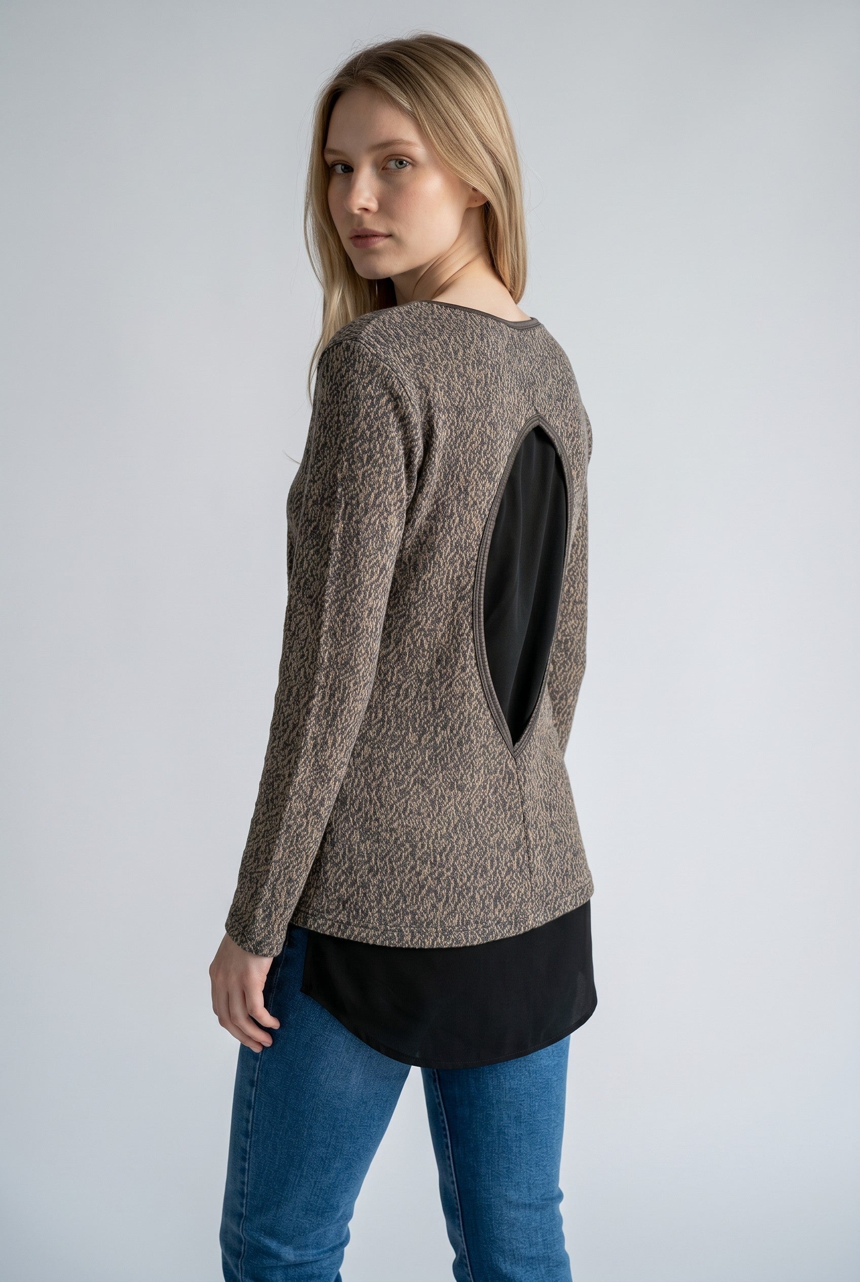 Pull femme noir original avec ouverture dos et doublure intérieure