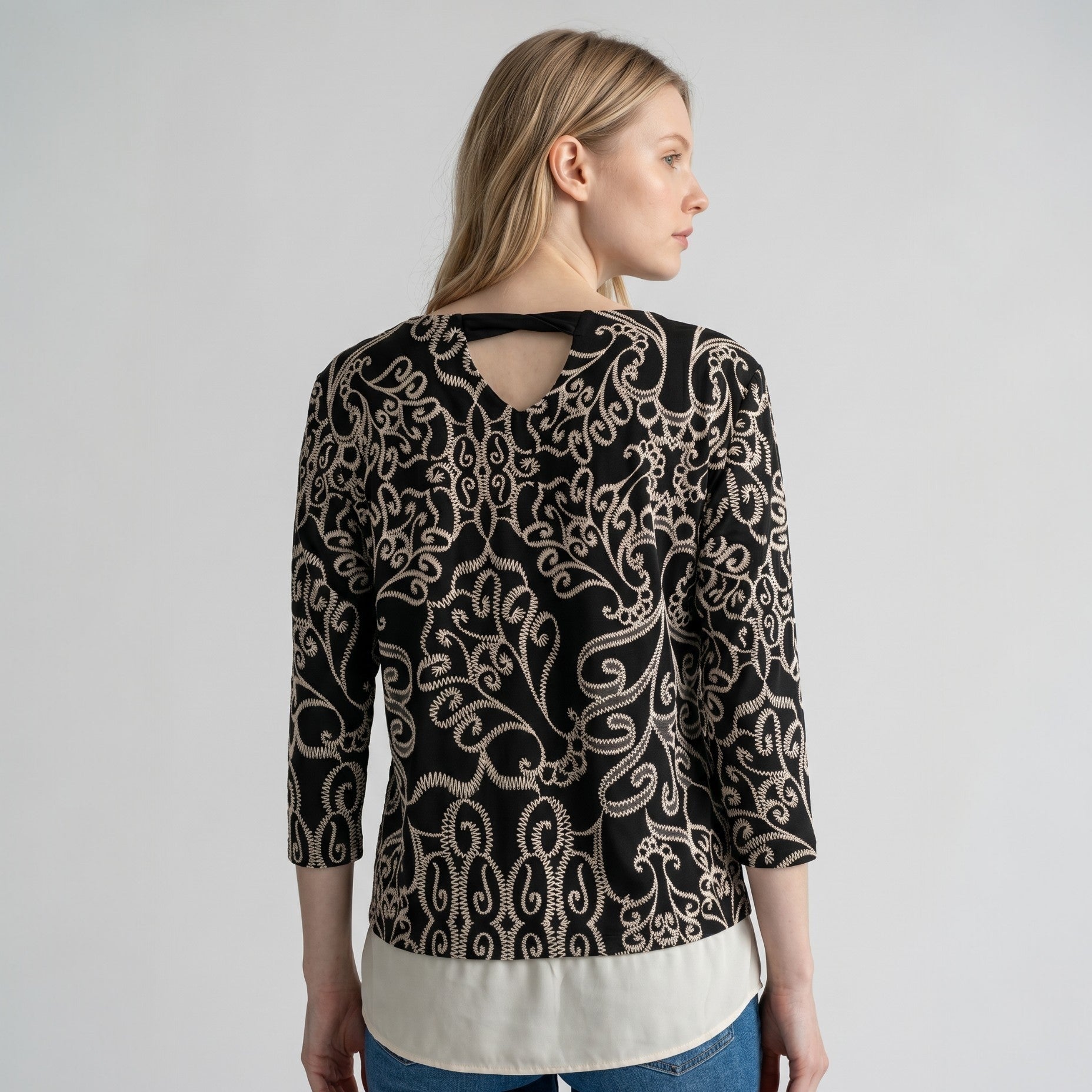 Blouse femme élégante à motifs arabesques blancs manches 3/4 taille 3