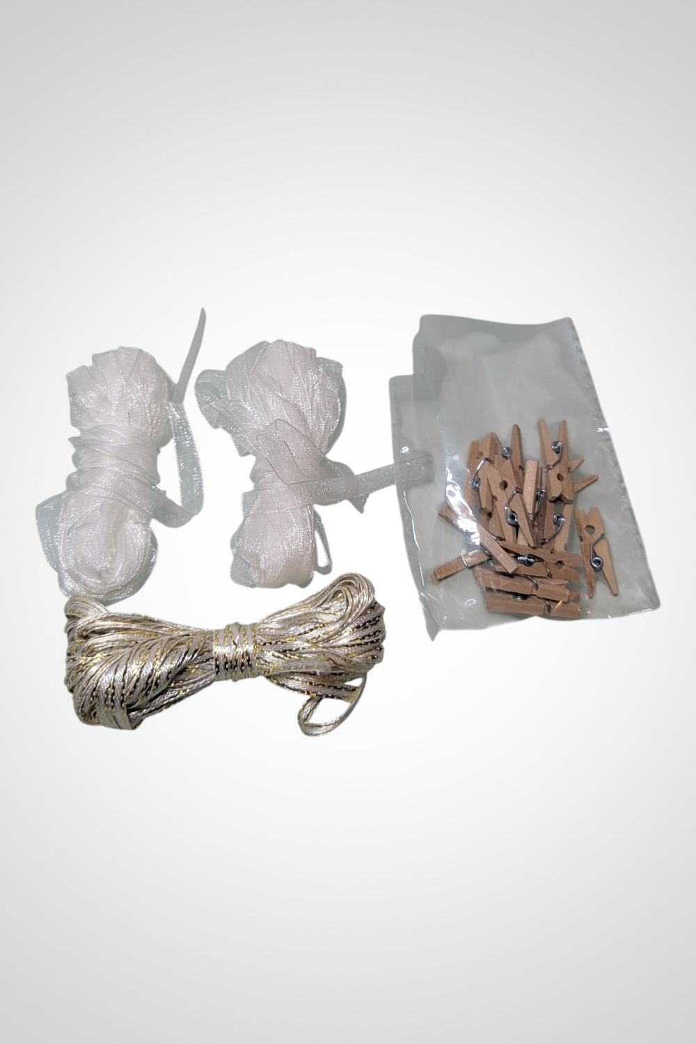 Lot décorations 2 rubans blancs + 1 ruban blanc doré + 15 mini pinces bois