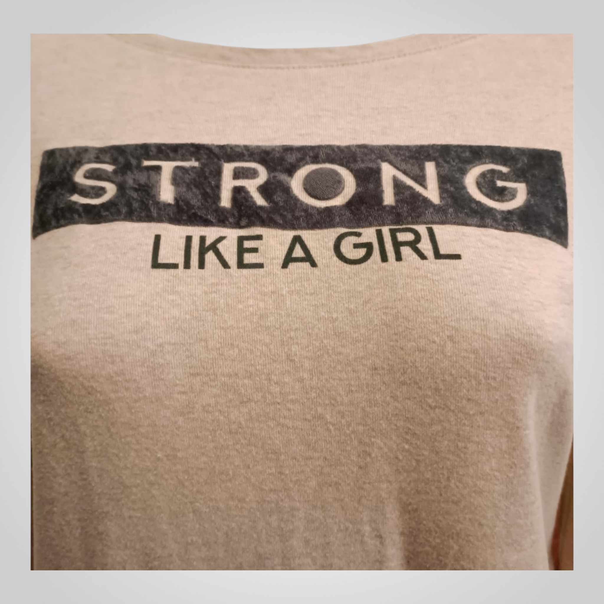 Pull Kiabi Taille XS Beige “Strong Like a Girl” Casual