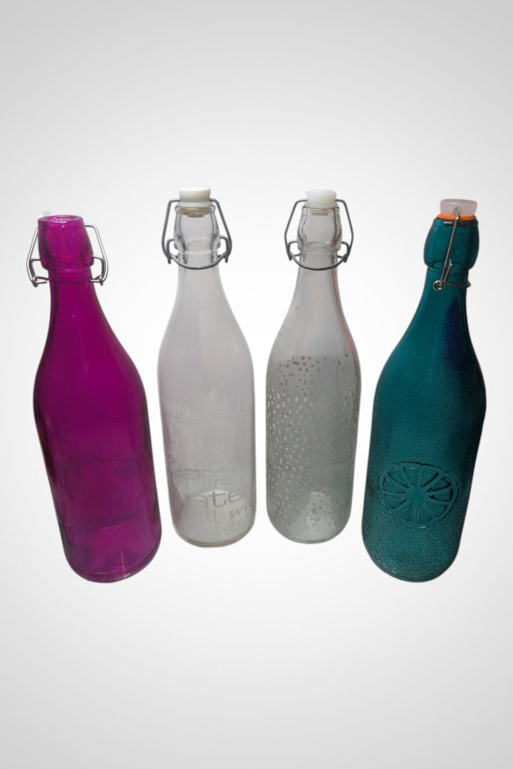 Lot de 4 bouteilles en verre décoratives bon état